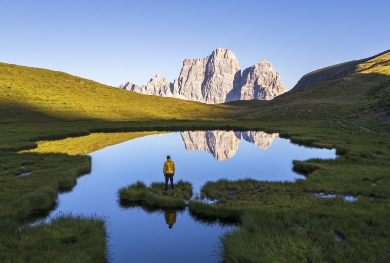 Wanderer genießt die Aussicht auf den Pelmo