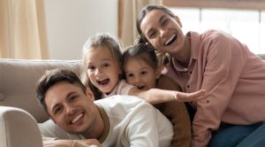 Famiglia felice sul divano insieme