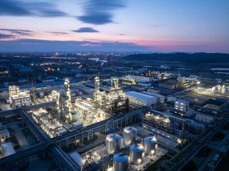 Impianto industriale illuminato di notte