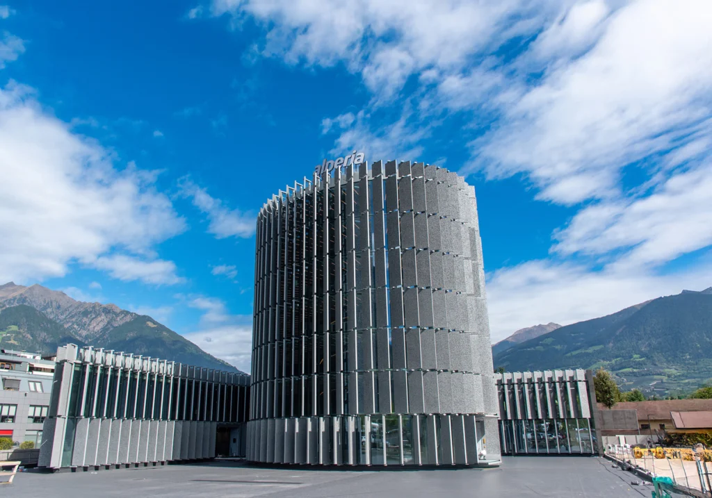 Der neue Sitz von Alperia in Meran: Energieeffizienz und Qualität der Arbeitsbereiche